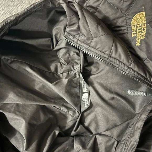 The North Face Black Quilted Jacket with Gold Logo - Picture 5 of 6